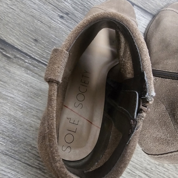 Sole Society Tan Neutral Faux Suede Heeled Booties Minimalist Chic Casual Fall - Picture 4 of 7